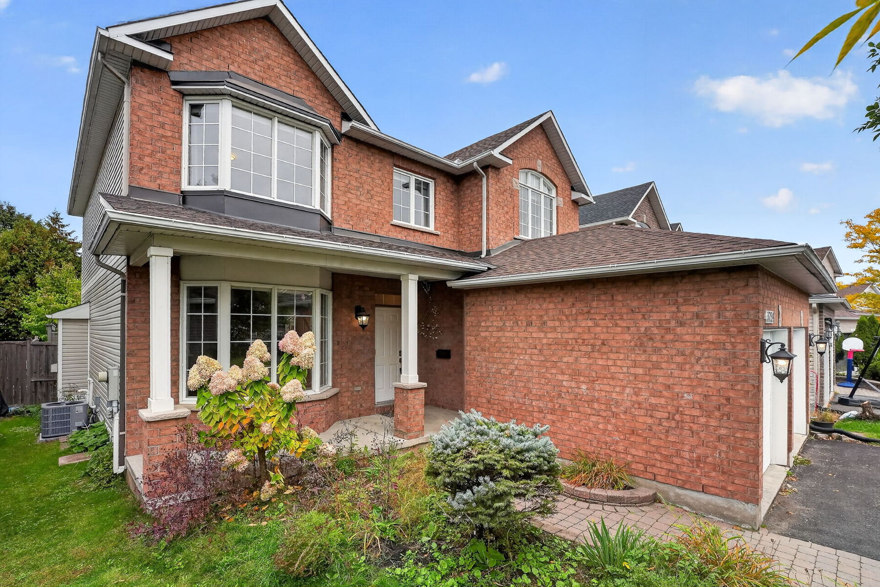 3759 Twin Falls Place, Riverside South — detached 4+1 bed, 3.5 bath with finished lower level